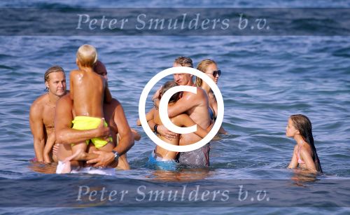 ibiza 29 juli 2015
Wendy v Dijk met Sem Lizzy haar moeder en man Erland Galjaard en zijn kinderen uit eerste huwelijk op strand van Coco beach. Herman den Blijker zijn zoon en vrouw alsmede John Ewbank dochter Day en Kelly Weekers zijn ook aanwezig