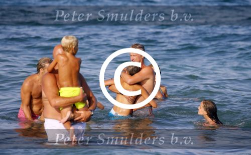 ibiza 29 juli 2015
Wendy v Dijk met Sem Lizzy haar moeder en man Erland Galjaard en zijn kinderen uit eerste huwelijk op strand van Coco beach. Herman den Blijker zijn zoon en vrouw alsmede John Ewbank dochter Day en Kelly Weekers zijn ook aanwezig