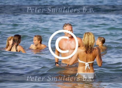 ibiza 29 juli 2015
Wendy v Dijk met Sem Lizzy haar moeder en man Erland Galjaard en zijn kinderen uit eerste huwelijk op strand van Coco beach. Herman den Blijker zijn zoon en vrouw alsmede John Ewbank dochter Day en Kelly Weekers zijn ook aanwezig