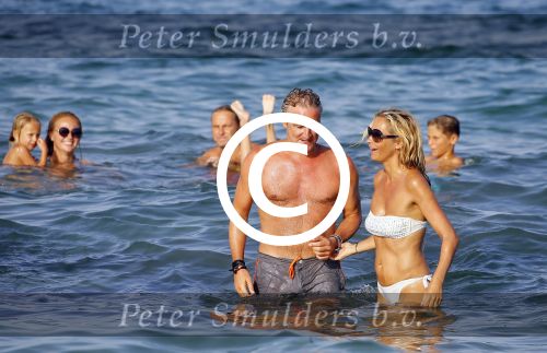 ibiza 29 juli 2015
Wendy v Dijk met Sem Lizzy haar moeder en man Erland Galjaard en zijn kinderen uit eerste huwelijk op strand van Coco beach. Herman den Blijker zijn zoon en vrouw alsmede John Ewbank dochter Day en Kelly Weekers zijn ook aanwezig