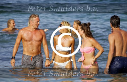ibiza 29 juli 2015
Wendy v Dijk met Sem Lizzy haar moeder en man Erland Galjaard en zijn kinderen uit eerste huwelijk op strand van Coco beach. Herman den Blijker zijn zoon en vrouw alsmede John Ewbank dochter Day en Kelly Weekers zijn ook aanwezig