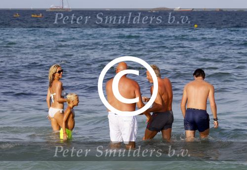 ibiza 29 juli 2015
Wendy v Dijk met Sem Lizzy haar moeder en man Erland Galjaard en zijn kinderen uit eerste huwelijk op strand van Coco beach. Herman den Blijker zijn zoon en vrouw alsmede John Ewbank dochter Day en Kelly Weekers zijn ook aanwezig