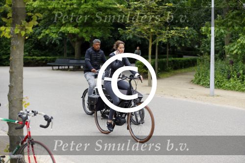 Amsterdam 18 juni 2015
Frank Rijkaard met zijn vrouw op de fiets in het vondelpark.