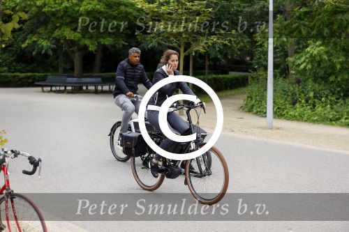 Amsterdam 18 juni 2015
Frank Rijkaard met zijn vrouw op de fiets in het vondelpark.