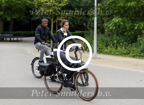 Amsterdam 18 juni 2015
Frank Rijkaard met zijn vrouw op de fiets in het vondelpark.