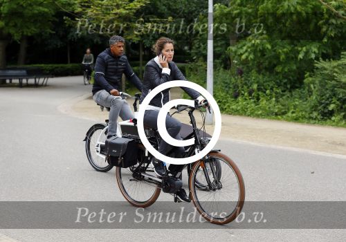 Amsterdam 18 juni 2015
Frank Rijkaard met zijn vrouw op de fiets in het vondelpark.