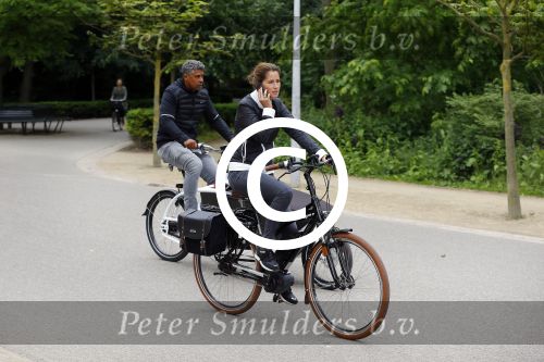 Amsterdam 18 juni 2015
Frank Rijkaard met zijn vrouw op de fiets in het vondelpark.
