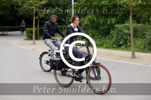 Amsterdam 18 juni 2015
Frank Rijkaard met zijn vrouw op de fiets in het vondelpark.