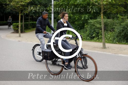 Amsterdam 18 juni 2015
Frank Rijkaard met zijn vrouw op de fiets in het vondelpark.