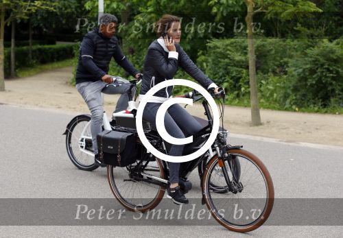Amsterdam 18 juni 2015
Frank Rijkaard met zijn vrouw op de fiets in het vondelpark.