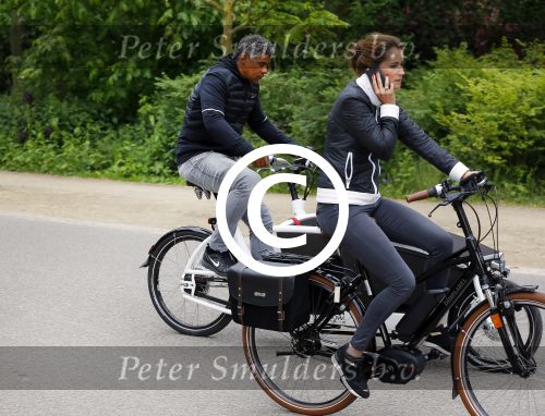 Amsterdam 18 juni 2015
Frank Rijkaard met zijn vrouw op de fiets in het vondelpark.