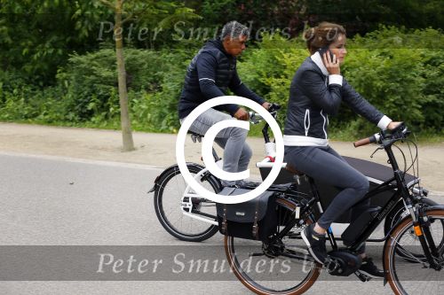 Amsterdam 18 juni 2015
Frank Rijkaard met zijn vrouw op de fiets in het vondelpark.