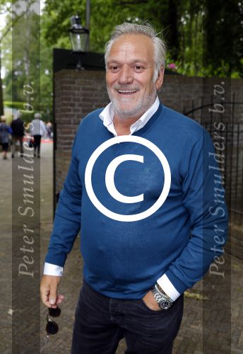Blaricum 14 juni 2015
Rene Froger heeft een surprise feestje voor zijn vrouw Natasja georganiseerd voor haar 50e verjaardag. Het feest vindt plaats in de tuin van hun huis. Frank Wisse