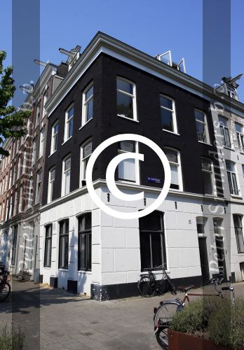 Amsterdam 2 juli 2015
Katja Schuurman met haar nieuwe vriend Freek v Noortwijk bij het restaurant waar hij werkt.