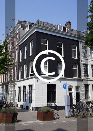 Amsterdam 2 juli 2015
Katja Schuurman met haar nieuwe vriend Freek v Noortwijk bij het restaurant waar hij werkt.