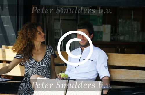 Amsterdam 2 juli 2015
Katja Schuurman met haar nieuwe vriend Freek v Noortwijk bij het restaurant waar hij werkt.