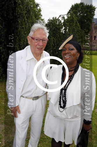 Haarzuilens 17 juni 2015
Haringparty op kasteel de Haar. Gerda Havertong met man