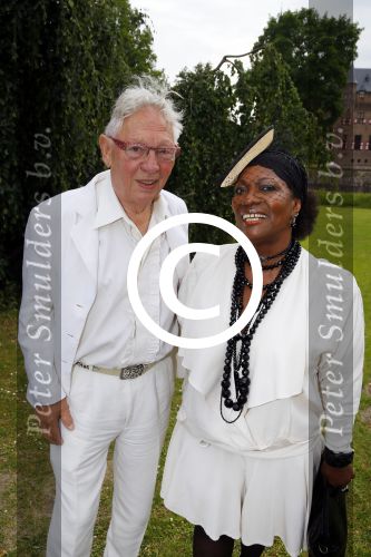 Haarzuilens 17 juni 2015
Haringparty op kasteel de Haar. Gerda Havertong met man