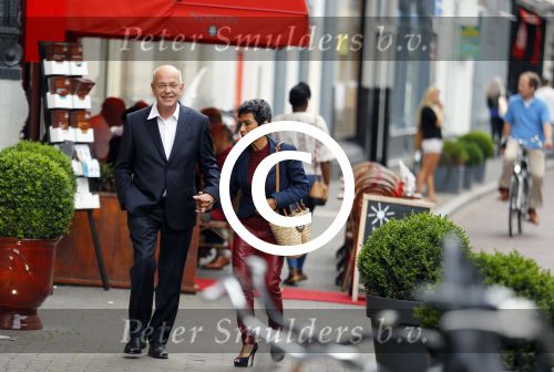 Den Haag 16 juli 2015
Verjaardagsfeestje Frits Huffnagel in Den Haag. Gerrit Zalm met vrouw