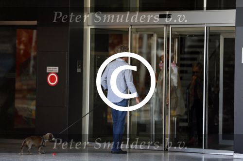 Amsterdam 18 juli 2015
Hans v Willigenburg laat zijn hond uit voor zijn huis