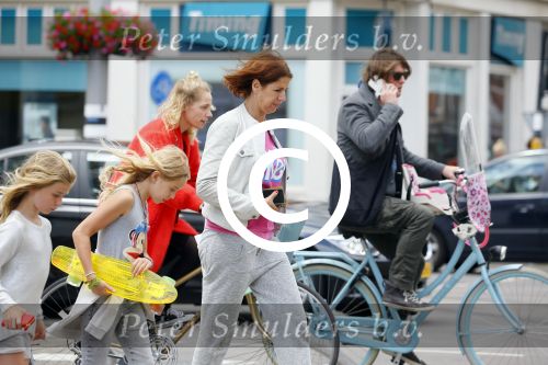 Amsterdam 8 juli 2015
Isa Hoes met dochter Vlinder en een vriendinnetje. Isa heeft een nieuw kapsel.
