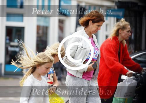 Amsterdam 8 juli 2015
Isa Hoes met dochter Vlinder en een vriendinnetje. Isa heeft een nieuw kapsel.