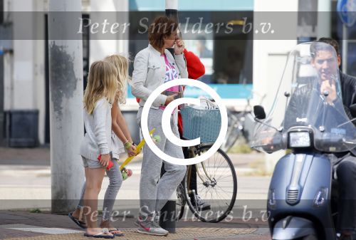 Amsterdam 8 juli 2015
Isa Hoes met dochter Vlinder en een vriendinnetje. Isa heeft een nieuw kapsel.