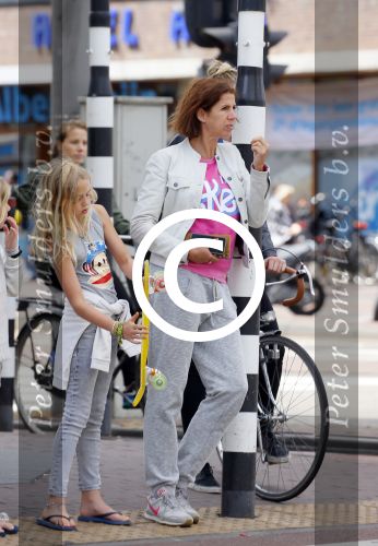 Amsterdam 8 juli 2015
Isa Hoes met dochter Vlinder en een vriendinnetje. Isa heeft een nieuw kapsel.