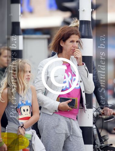 Amsterdam 8 juli 2015
Isa Hoes met dochter Vlinder en een vriendinnetje. Isa heeft een nieuw kapsel.
