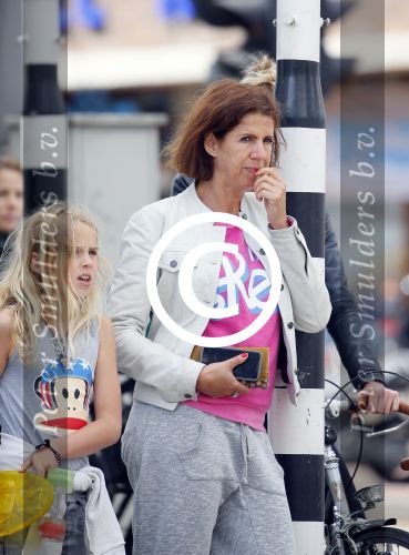 Amsterdam 8 juli 2015
Isa Hoes met dochter Vlinder en een vriendinnetje. Isa heeft een nieuw kapsel.