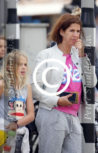 Amsterdam 8 juli 2015
Isa Hoes met dochter Vlinder en een vriendinnetje. Isa heeft een nieuw kapsel.