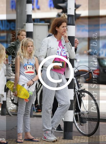 Amsterdam 8 juli 2015
Isa Hoes met dochter Vlinder en een vriendinnetje. Isa heeft een nieuw kapsel.