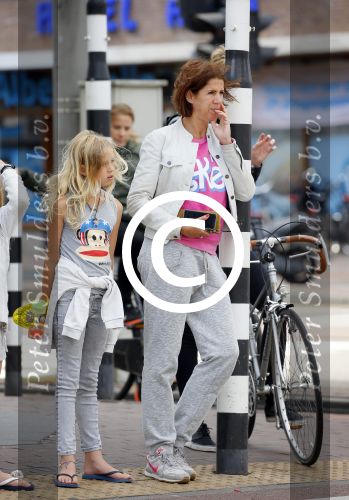 Amsterdam 8 juli 2015
Isa Hoes met dochter Vlinder en een vriendinnetje. Isa heeft een nieuw kapsel.