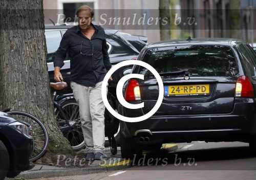 Amsterdam 14 augustus 2015  
Ivo Niehe op straat met heel veel kleding die hij van zijn auto naar een aapartement/huis brengt waar zijn zoon ook woont. Ivo heeft dit pand onlangs gekocht.