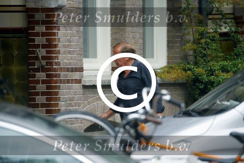 Amsterdam 14 augustus 2015  
Ivo Niehe op straat met heel veel kleding die hij van zijn auto naar een aapartement/huis brengt waar zijn zoon ook woont. Ivo heeft dit pand onlangs gekocht.