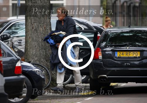 Amsterdam 14 augustus 2015  
Ivo Niehe op straat met heel veel kleding die hij van zijn auto naar een aapartement/huis brengt waar zijn zoon ook woont. Ivo heeft dit pand onlangs gekocht.