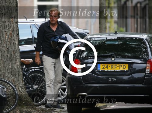 Amsterdam 14 augustus 2015  
Ivo Niehe op straat met heel veel kleding die hij van zijn auto naar een aapartement/huis brengt waar zijn zoon ook woont. Ivo heeft dit pand onlangs gekocht.