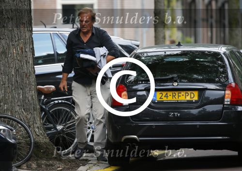 Amsterdam 14 augustus 2015  
Ivo Niehe op straat met heel veel kleding die hij van zijn auto naar een aapartement/huis brengt waar zijn zoon ook woont. Ivo heeft dit pand onlangs gekocht.