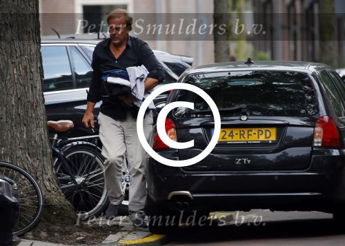 Amsterdam 14 augustus 2015  
Ivo Niehe op straat met heel veel kleding die hij van zijn auto naar een aapartement/huis brengt waar zijn zoon ook woont. Ivo heeft dit pand onlangs gekocht.