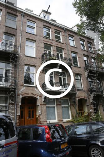 Amsterdam 14 augustus 2015  
Ivo Niehe op straat met heel veel kleding die hij van zijn auto naar een aapartement/huis brengt waar zijn zoon ook woont. Ivo heeft dit pand onlangs gekocht.