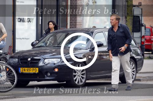Amsterdam 14 augustus 2015  
Ivo Niehe op straat met heel veel kleding die hij van zijn auto naar een aapartement/huis brengt waar zijn zoon ook woont. Ivo heeft dit pand onlangs gekocht.