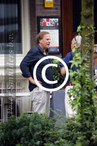 Amsterdam 14 augustus 2015  
Ivo Niehe op straat met heel veel kleding die hij van zijn auto naar een aapartement/huis brengt waar zijn zoon ook woont. Ivo heeft dit pand onlangs gekocht.