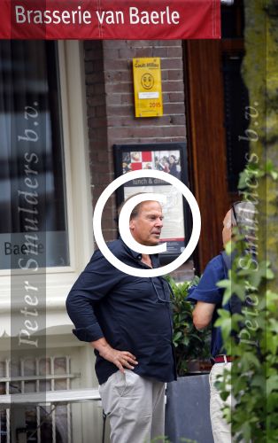Amsterdam 14 augustus 2015  
Ivo Niehe op straat met heel veel kleding die hij van zijn auto naar een aapartement/huis brengt waar zijn zoon ook woont. Ivo heeft dit pand onlangs gekocht.