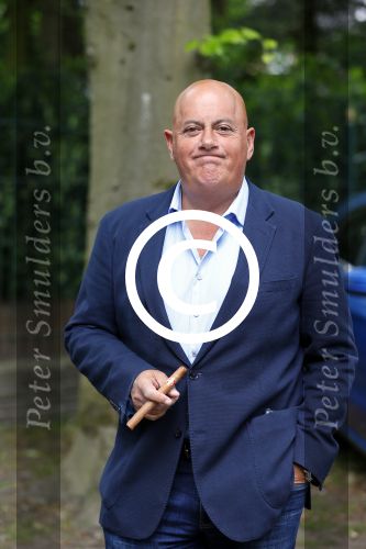 Blaricum 14 juni 2015
Rene Froger heeft een surprise feestje voor zijn vrouw Natasja georganiseerd voor haar 50e verjaardag. Het feest vindt plaats in de tuin van hun huis. Jack v Gelder met sigaar