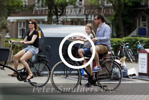 Amsterdam 2 juli 2015  
Kim v Kooten met Jacob Derwig en dochter op fiets