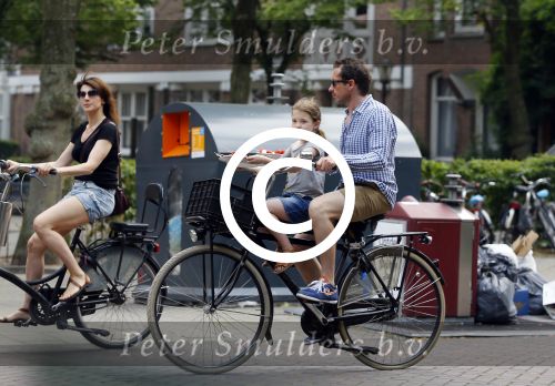 Amsterdam 2 juli 2015  
Kim v Kooten met Jacob Derwig en dochter op fiets