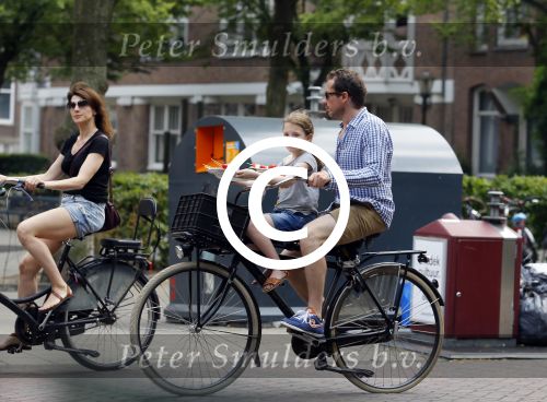 Amsterdam 2 juli 2015  
Kim v Kooten met Jacob Derwig en dochter op fiets