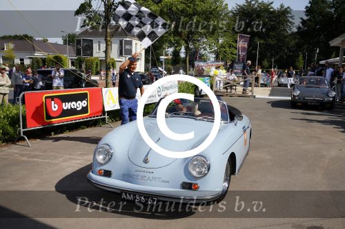 Lievelde 28 juni 2015
Jan Peter Balkenende en zijn broer Evert Jan doen mee in een porsche cabrio met de achterhoek Rally