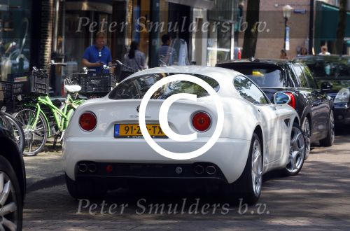 Amsterdam 11 juli 2015 
Jan des Bouvrie en Willem Hendriks op terras. Jan is met zijn exclusieve Alfa Romeo