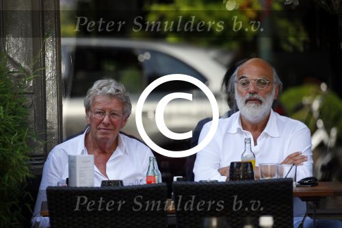 Amsterdam 11 juli 2015 
Jan des Bouvrie en Willem Hendriks op terras. Jan is met zijn exclusieve Alfa Romeo